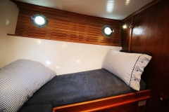 Forward-cabin-starboard-bunk